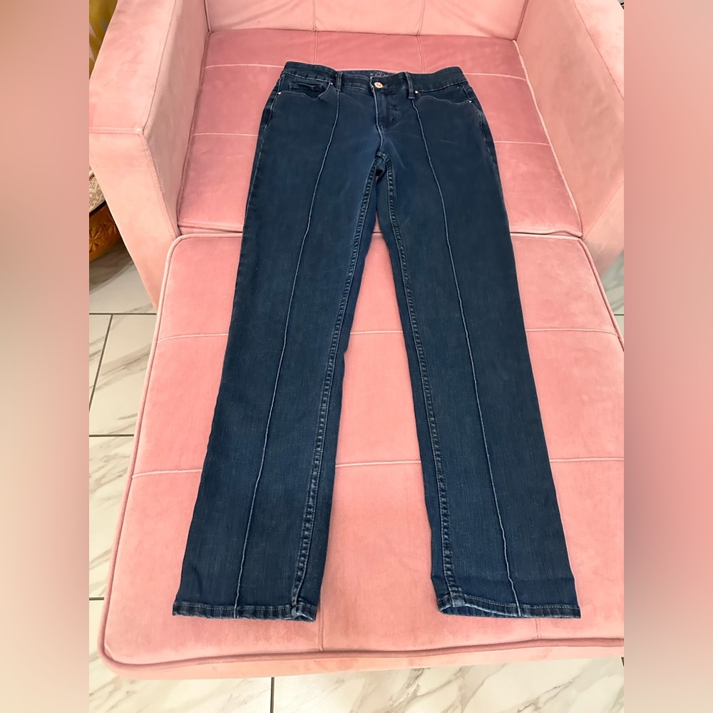 White‎ House Black Market Slim ankle Jean with front leg seem detail size 4